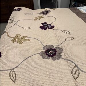 Elegant Floral Quilt with Purple and Cream Design